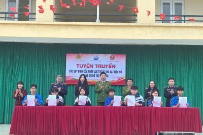 TRƯỜNG THPT LÊ HOÀN PHỐI HỢP VỚI VIỆN KIỂM SÁT NHÂN DÂN KHU VỰC 5, TỈNH NINH BÌNH VÀ CÔNG AN XÃ LIÊM HÀ TUYÊN TRUYỀN CÁC QUY ĐỊNH CỦA PHÁP LUẬT VỀ VŨ KHÍ, VẬT LIỆU NỔ, CÔNG CỤ HỖ TRỢ VÀ PHÁO